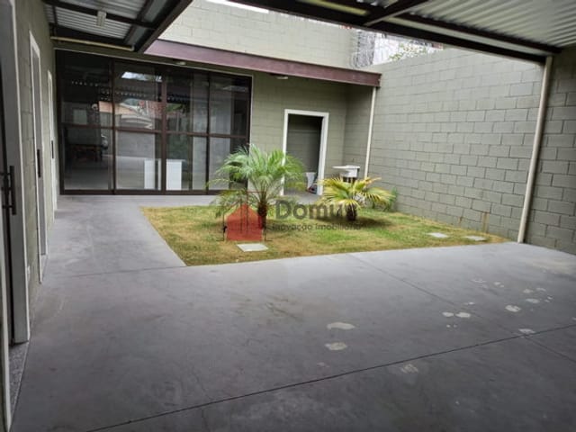 Galpão / Barracão com 300m², para alugar, no bairro Jardim Regina em Pindamonhangaba
