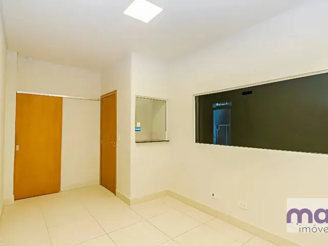 Comercial com 204m² 9 quartos e 3 banheiros, para alugar, no bairro Centro em Curitiba