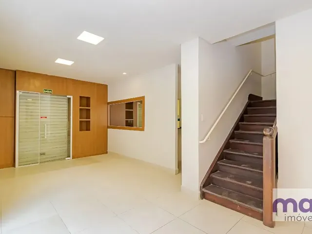 Comercial com 204m² 9 quartos e 3 banheiros, para alugar, no bairro Centro em Curitiba