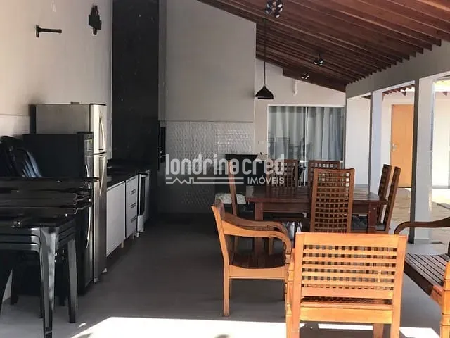 Comercial com 250m² 2 quartos e 3 banheiros, à venda, no bairro Centro em Ibiporã