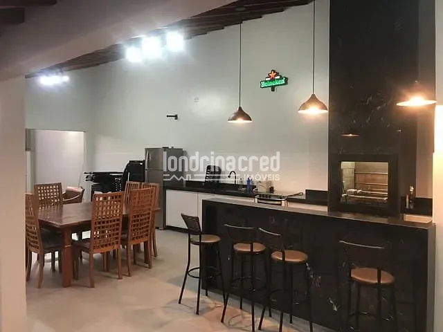 Comercial com 250m² 2 quartos e 3 banheiros, à venda, no bairro Centro em Ibiporã