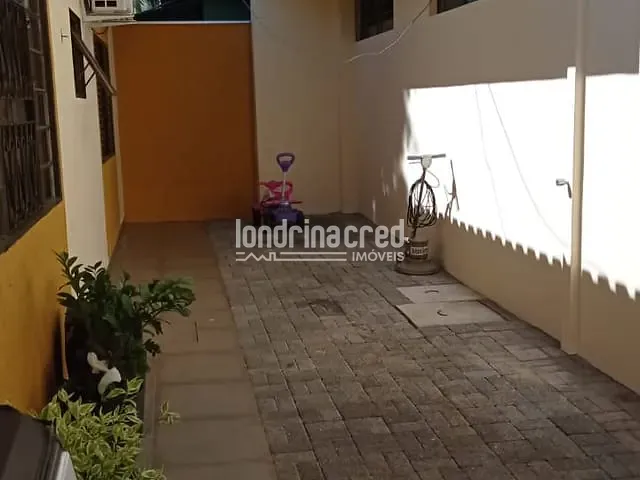Galpão / Barracão com 207m², à venda, no bairro Parque Palmeiras em Maringá