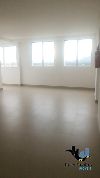 Comercial com 110m², à venda, no bairro Meia Praia em Itapema