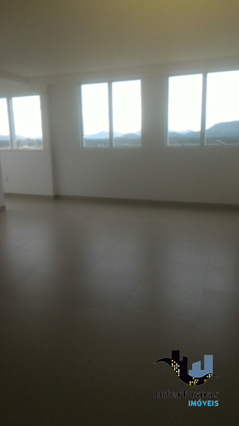 Comercial com 110m², à venda, no bairro Meia Praia em Itapema