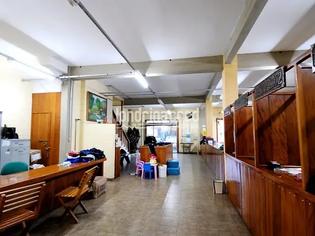Comercial com 585m² 3 quartos e 1 banheiro, à venda, no bairro Centro em Londrina