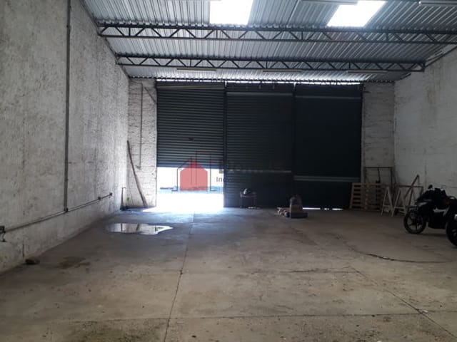 Galpão / Barracão com 250m², para alugar, no bairro Jardim Eloyna em Pindamonhangaba