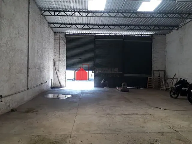 Galpão / Barracão com 250m², para alugar, no bairro Jardim Eloyna em Pindamonhangaba