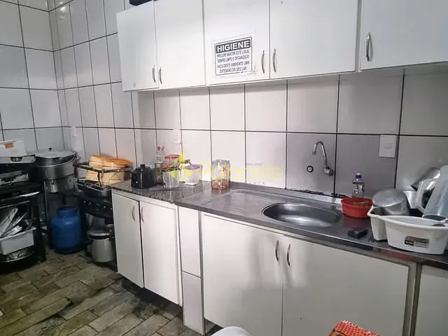 Prédio com 560m², à venda, no bairro Vila Velha em Roseira