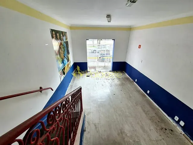 Casa com 350m², à venda ou para alugar, no bairro Centro em Pindamonhangaba