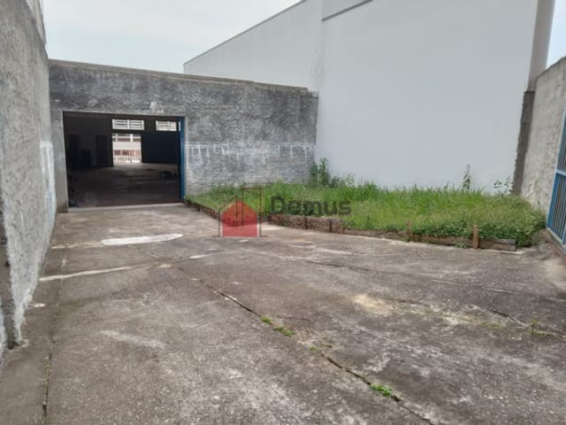 Galpão / Barracão com 304m², à venda, no bairro Jardim Rosely em Pindamonhangaba