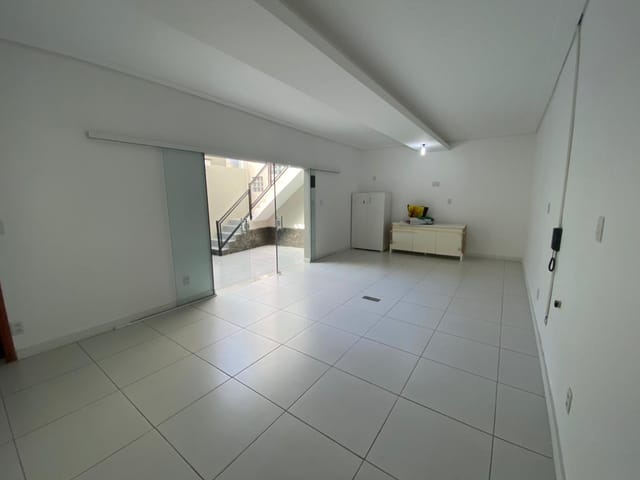 Comercial com 300m² 8 quartos e 5 banheiros, à venda, no bairro Jardim Maria Augusta em Taubaté