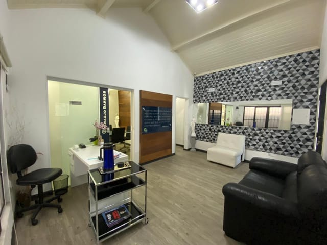 Comercial com 300m² 8 quartos e 5 banheiros, à venda, no bairro Jardim Maria Augusta em Taubaté