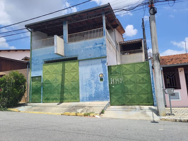 Comercial com 250m² 4 quartos e 6 banheiros, à venda ou para alugar, no bairro Vila Olímpia em Taubaté