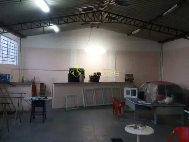Galpão / Barracão com 300m² 3 quartos e 3 banheiros, à venda, no bairro Bela Vista em Pindamonhangaba