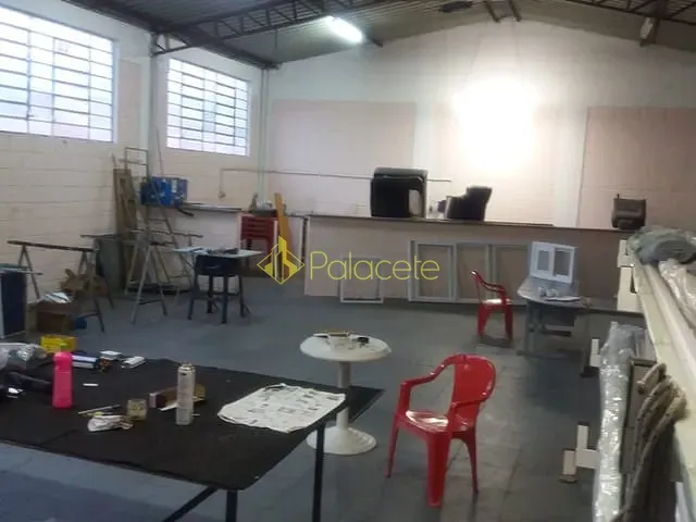 Galpão / Barracão com 300m² 3 quartos e 3 banheiros, à venda, no bairro Bela Vista em Pindamonhangaba