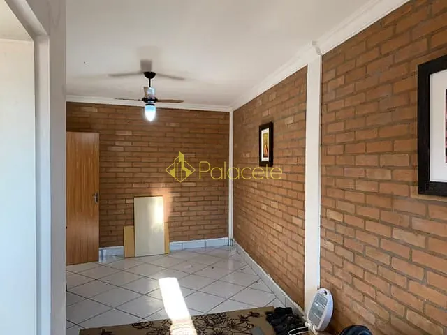 Comercial com 400m² 6 quartos e 5 banheiros, para alugar, no bairro Centro em Taubaté