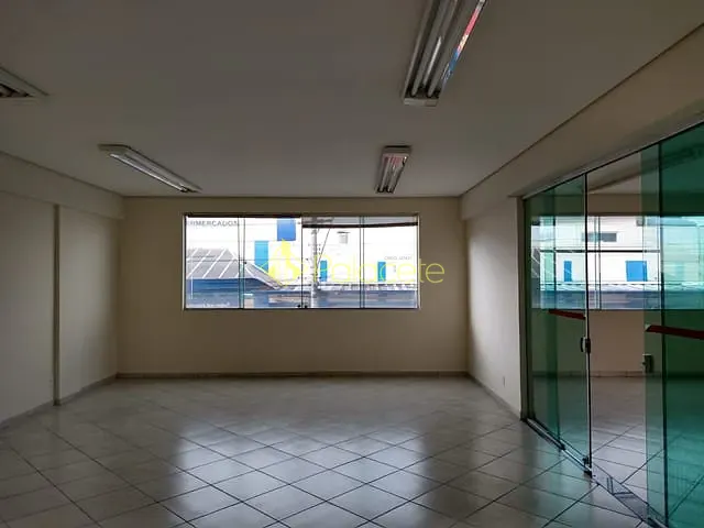 Sala com 26m², para alugar, no bairro Centro em Pindamonhangaba