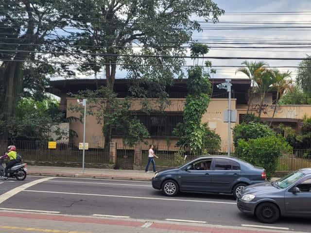 Comercial com 1200m² 3 quartos e 4 banheiros, para alugar, no bairro Centro em Taubaté