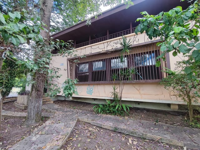 Comercial com 1200m² 3 quartos e 4 banheiros, para alugar, no bairro Centro em Taubaté