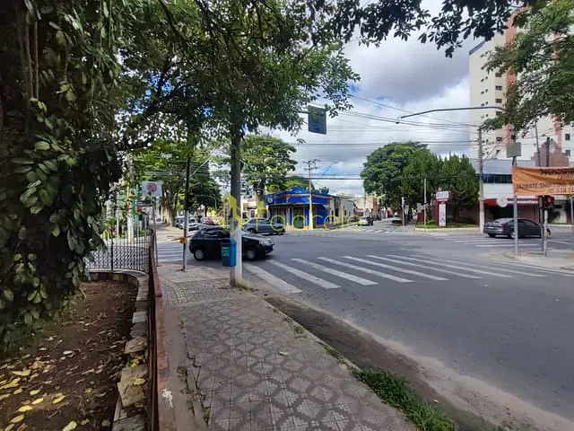 Comercial com 1200m² 3 quartos e 4 banheiros, para alugar, no bairro Centro em Taubaté