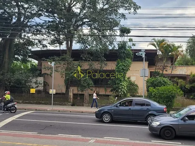 Comercial com 1200m² 3 quartos e 4 banheiros, para alugar, no bairro Centro em Taubaté