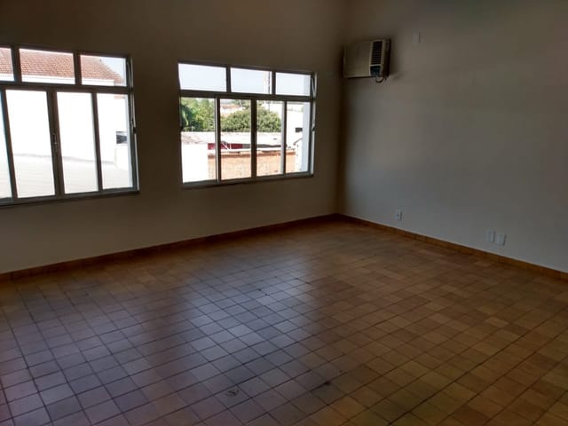 Sala com 200m², para alugar, no bairro Chácara Galega em Pindamonhangaba