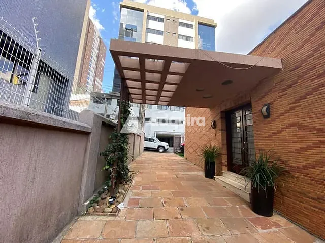 Casa com 529m² 3 quartos e 2 banheiros, para alugar, no bairro Centro em Ponta Grossa