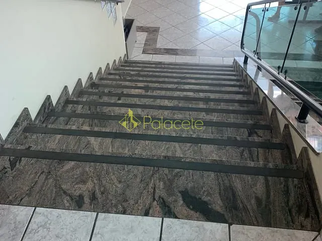 Sala à venda ou para alugar, no bairro São Benedito em Pindamonhangaba