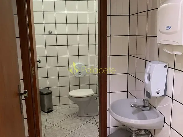 Sala à venda ou para alugar, no bairro São Benedito em Pindamonhangaba