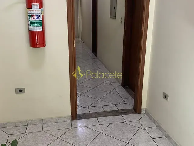 Sala à venda ou para alugar, no bairro São Benedito em Pindamonhangaba