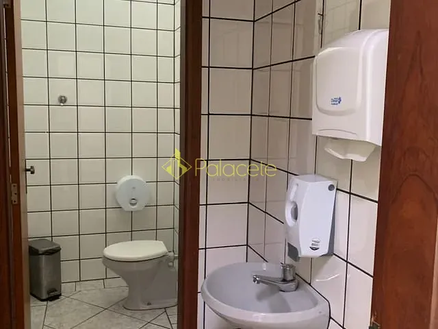 Sala à venda ou para alugar, no bairro São Benedito em Pindamonhangaba