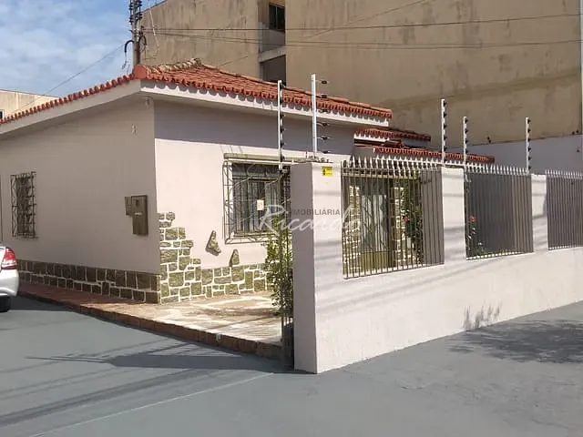 Casa com 506m² 3 quartos e 1 banheiro, à venda, no bairro Centro em Arapongas