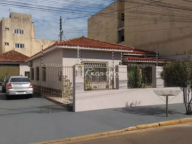 Casa com 506m² 3 quartos e 1 banheiro, à venda, no bairro Centro em Arapongas