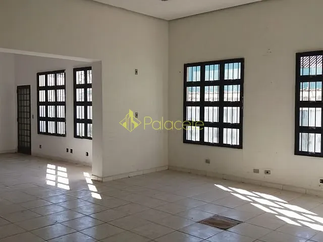 Comercial com 340m² 3 quartos e 3 banheiros, à venda, no bairro Centro em Pindamonhangaba