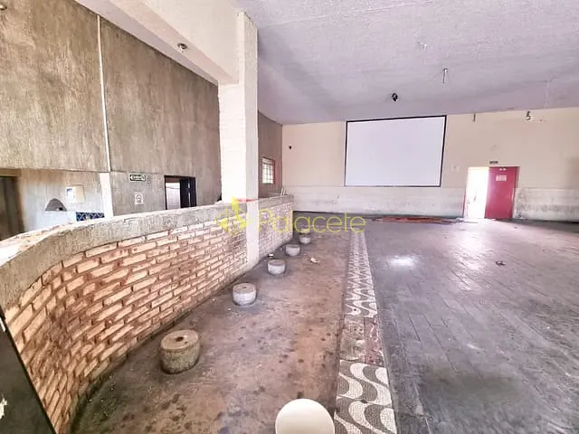 Loja com 620m², para alugar, no bairro Santana em Pindamonhangaba