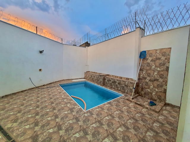 Prédio 1 quarto e 2 banheiros, à venda, no bairro Jardim Baronesa em Taubaté
