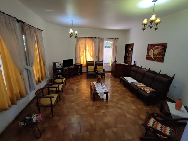 Comercial com 600m² 4 quartos e 3 banheiros, à venda ou para alugar, no bairro São Benedito em Pindamonhangaba