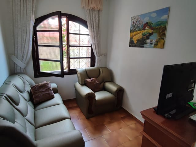 Comercial com 600m² 4 quartos e 3 banheiros, à venda ou para alugar, no bairro São Benedito em Pindamonhangaba