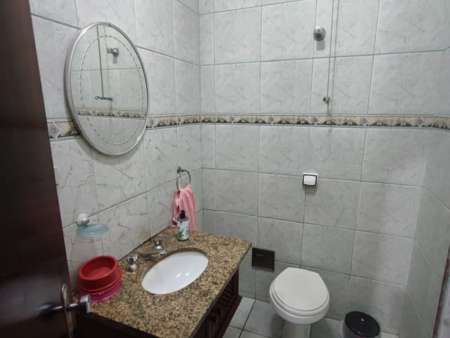 Comercial com 600m² 4 quartos e 3 banheiros, à venda ou para alugar, no bairro São Benedito em Pindamonhangaba