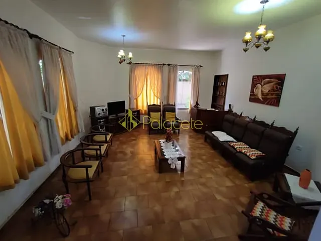 Comercial com 600m² 4 quartos e 3 banheiros, à venda ou para alugar, no bairro São Benedito em Pindamonhangaba