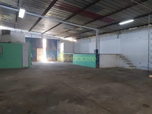 Galpão / Barracão com 300m², para alugar, no bairro Jardim Continental em Taubaté