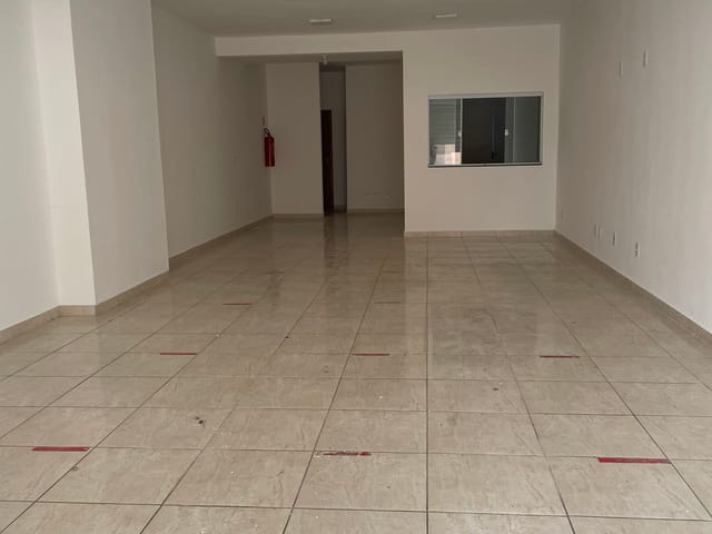 Loja com 82m², para alugar, no bairro Centro em Pindamonhangaba