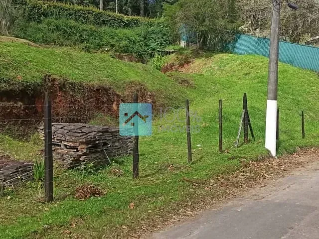 Prédio disponível, no bairro Alto do Capivari em Campos do Jordão