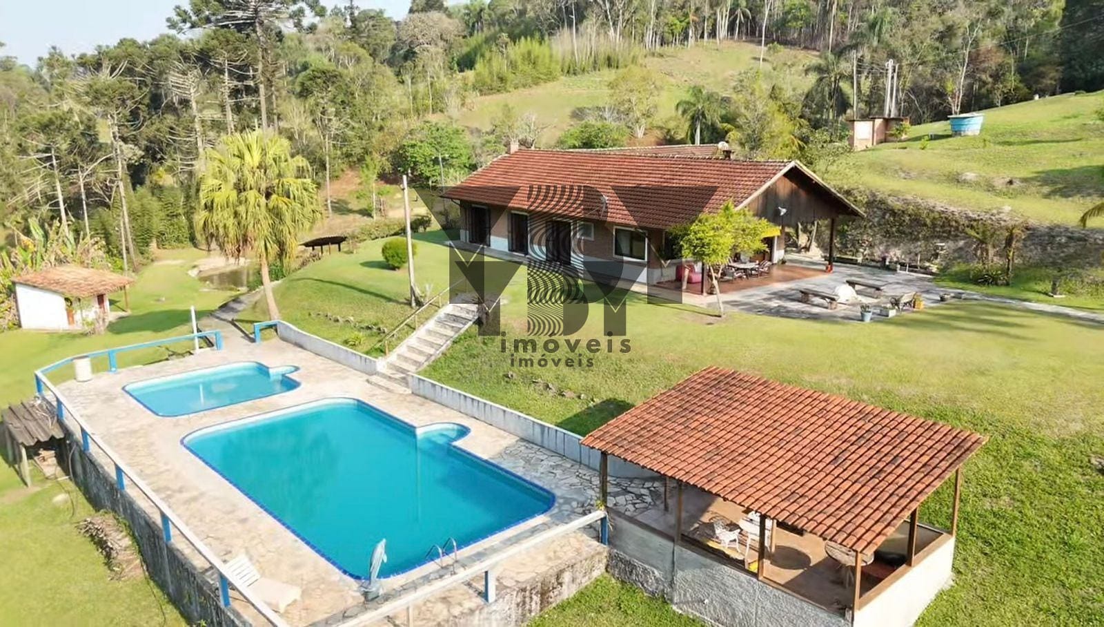 Chácara à venda com 5 quartos, 10m² - Foto 1