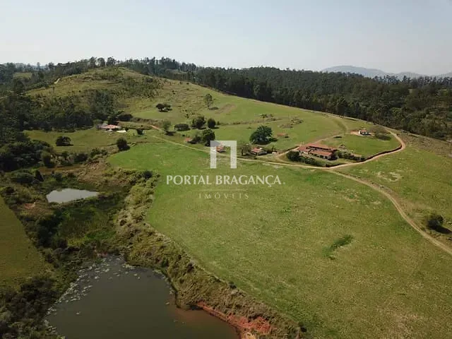 Fazenda com 250m² 3 quartos e 4 banheiros, à venda, no bairro Araras dos Pereiras em Bragança Paulista