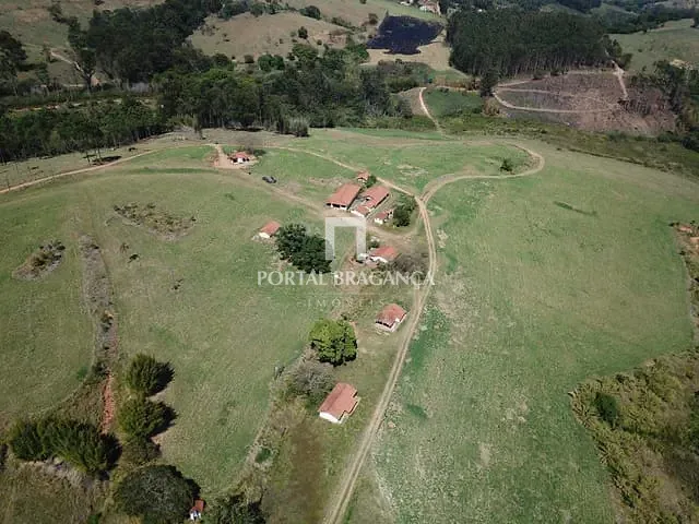 Fazenda com 250m² 3 quartos e 4 banheiros, à venda, no bairro Araras dos Pereiras em Bragança Paulista