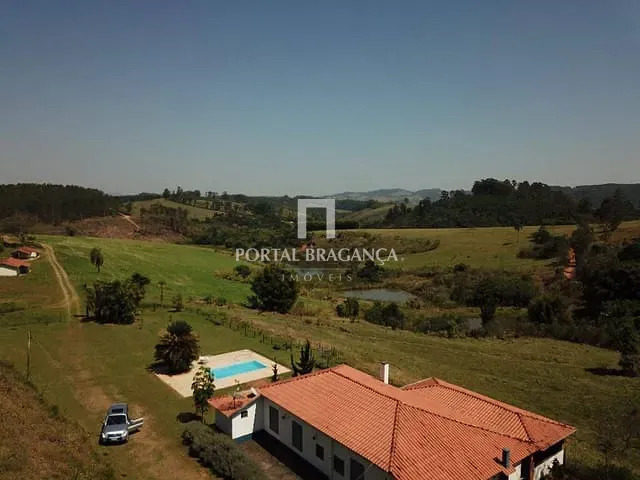 Fazenda com 250m² 3 quartos e 4 banheiros, à venda, no bairro Araras dos Pereiras em Bragança Paulista