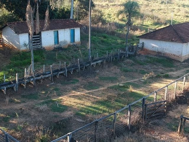 Fazenda com 4936800m² 6 quartos e 4 banheiros, à venda, no bairro Área Rural de Hidrolândia em Hidrolândia
