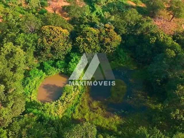 Fazenda com 460000m² 4 quartos e 2 banheiros, à venda, no bairro Baixa Quente em Araçuaí