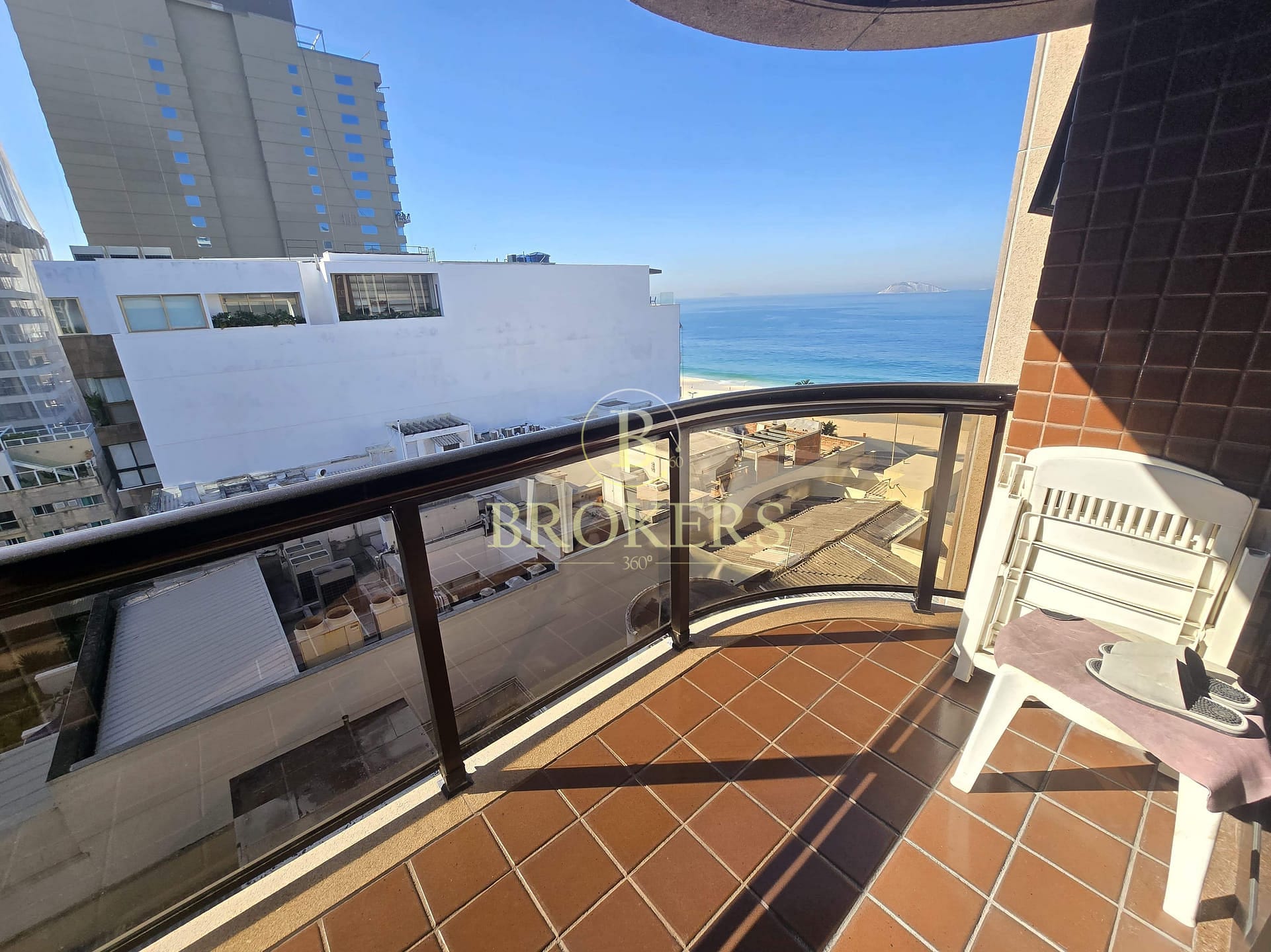 Flat à venda, Av Vieira Souto - Ipanema, Varanda vista mar, sala, 2 quartos sendo 1 suíte, 1 banheiro social - 82 m² - 2 vagas na escritura - Infra completa.
